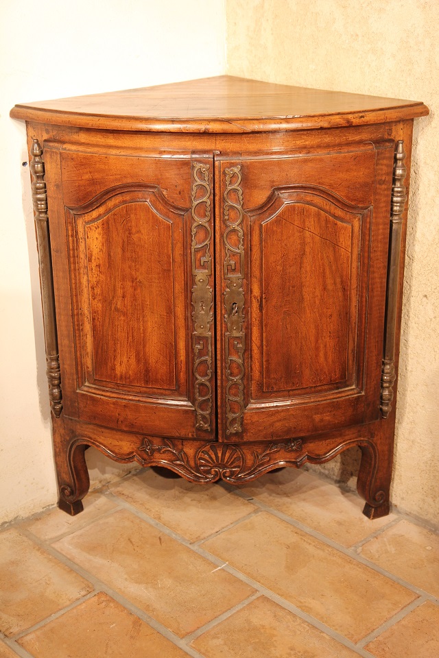 Antique Louis XV Style Corner Buffet from Provence, France, C