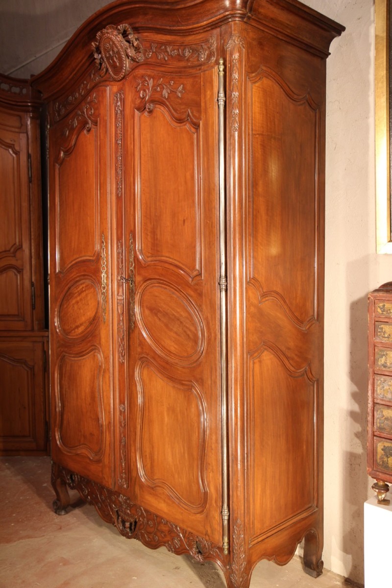Armoire provençale de mariage. Bois de noyer. 2ième moitié du XVIII°.